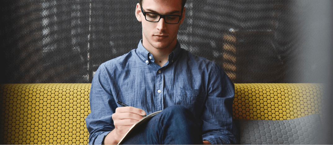 Image homme assis avec un livre